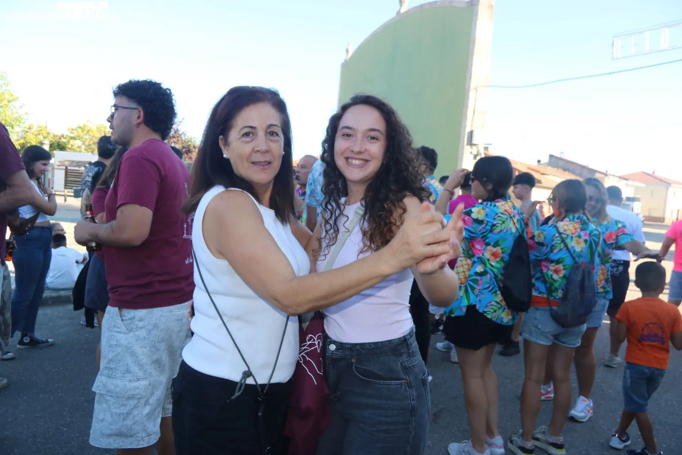 La penúltima jornada de fiestas de las Madrinas termina con charanga y pelota a mano / ARIAS
