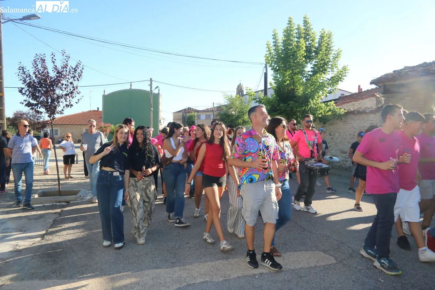La penúltima jornada de fiestas de las Madrinas termina con charanga y pelota a mano / ARIAS