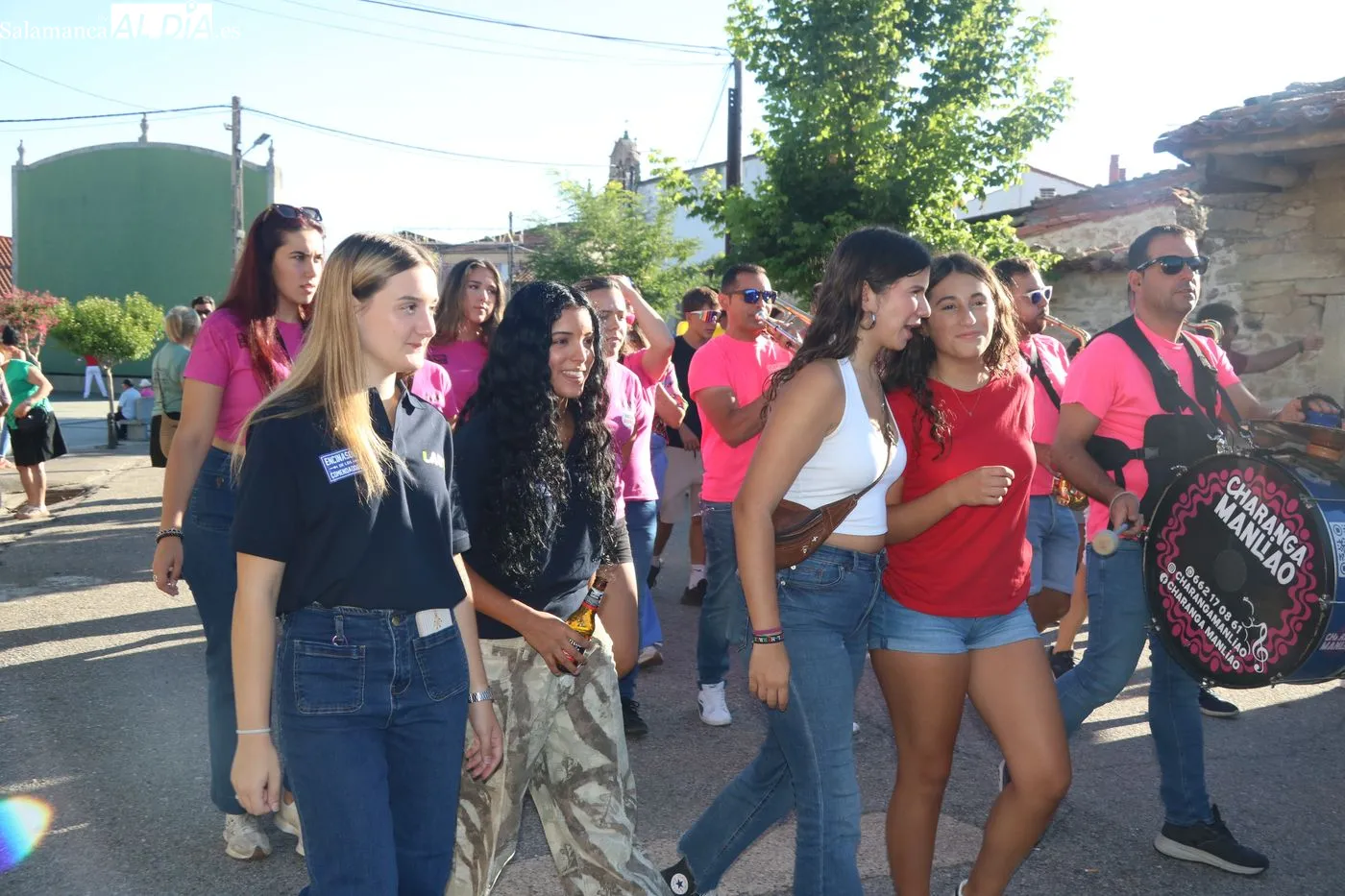 La penúltima jornada de fiestas de las Madrinas termina con charanga y pelota a mano / ARIAS