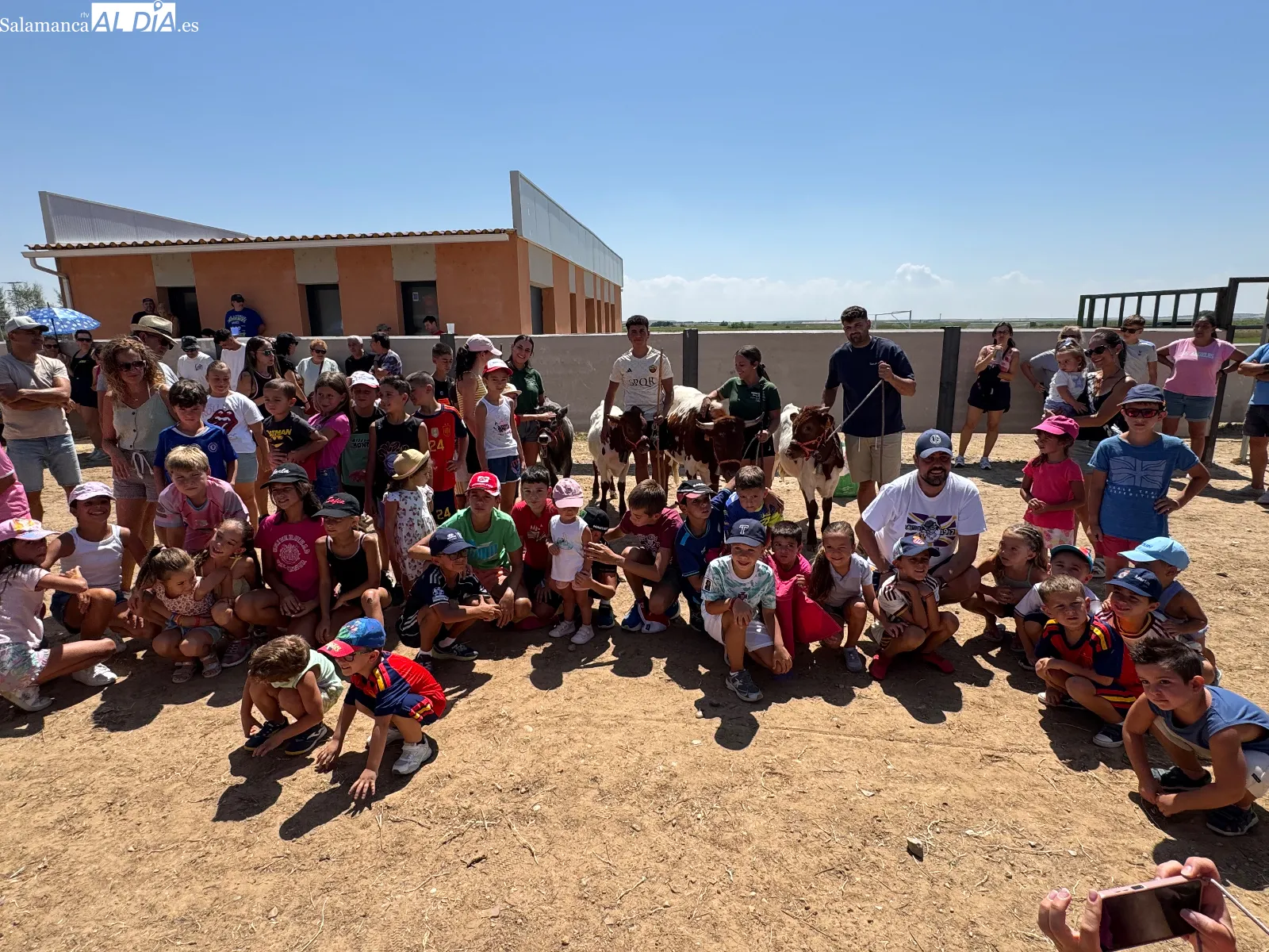 Foto 7 - Grandes y peque&ntilde;os disfrutan con los mini bueyes en la recta final de las fiestas de Babilafuente