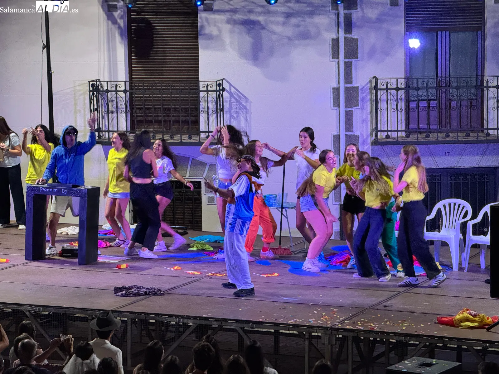 Foto 9 - Macotera canta, baila y disfruta con un multitudinario Concurso de Playback
