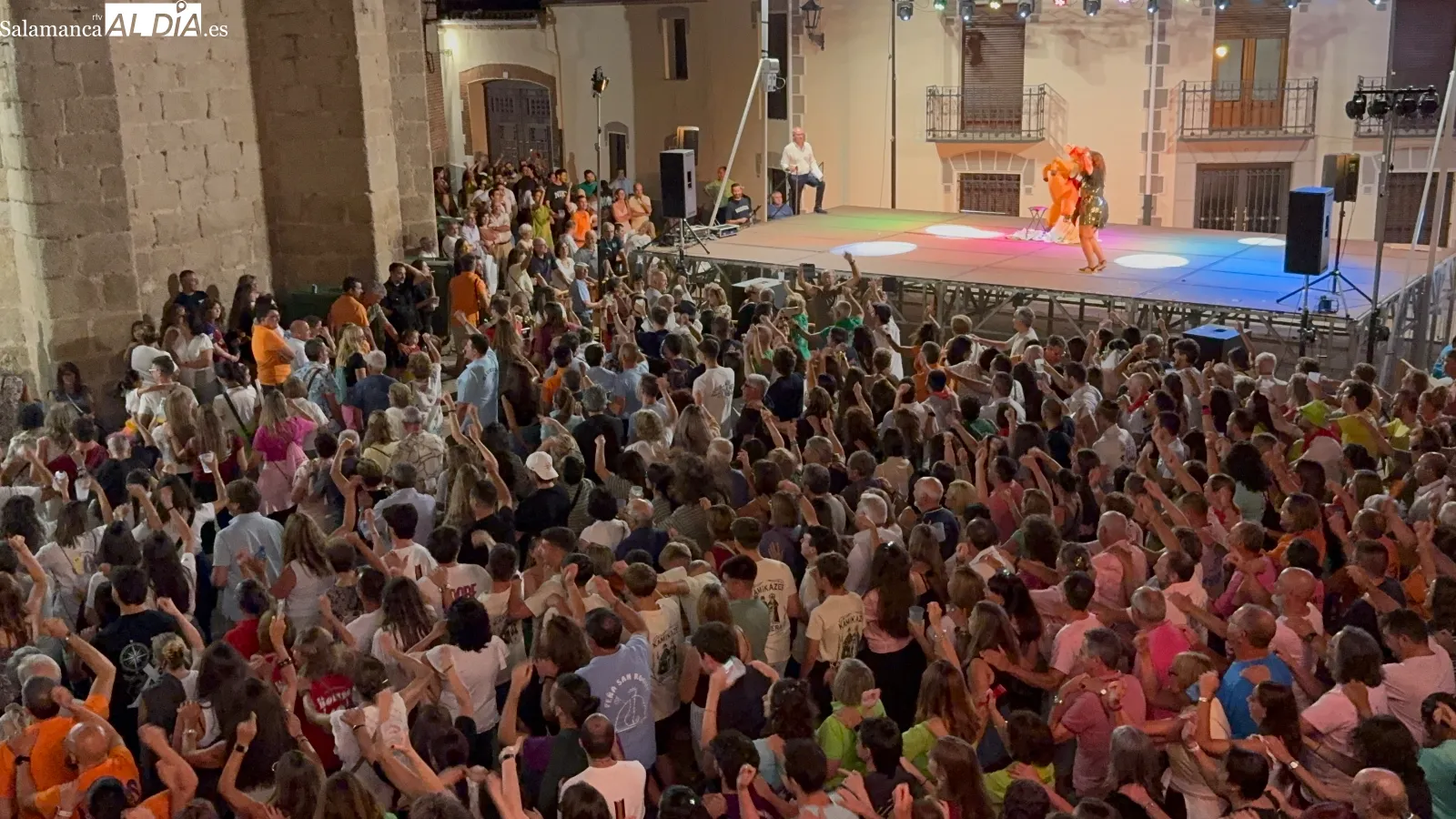 Foto 2 - Macotera canta, baila y disfruta con un multitudinario Concurso de Playback