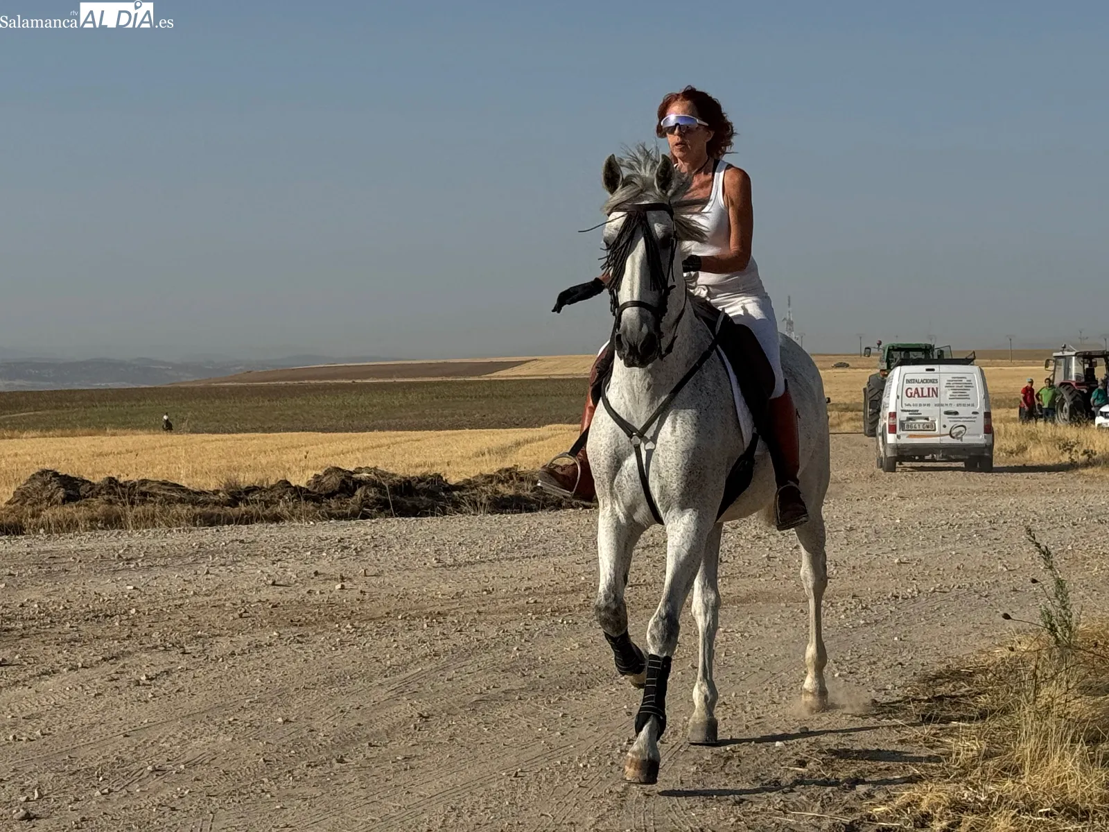 Foto 2 - Macotera despide sus festejos taurinos de calle con un multitudinario encierro a caballo