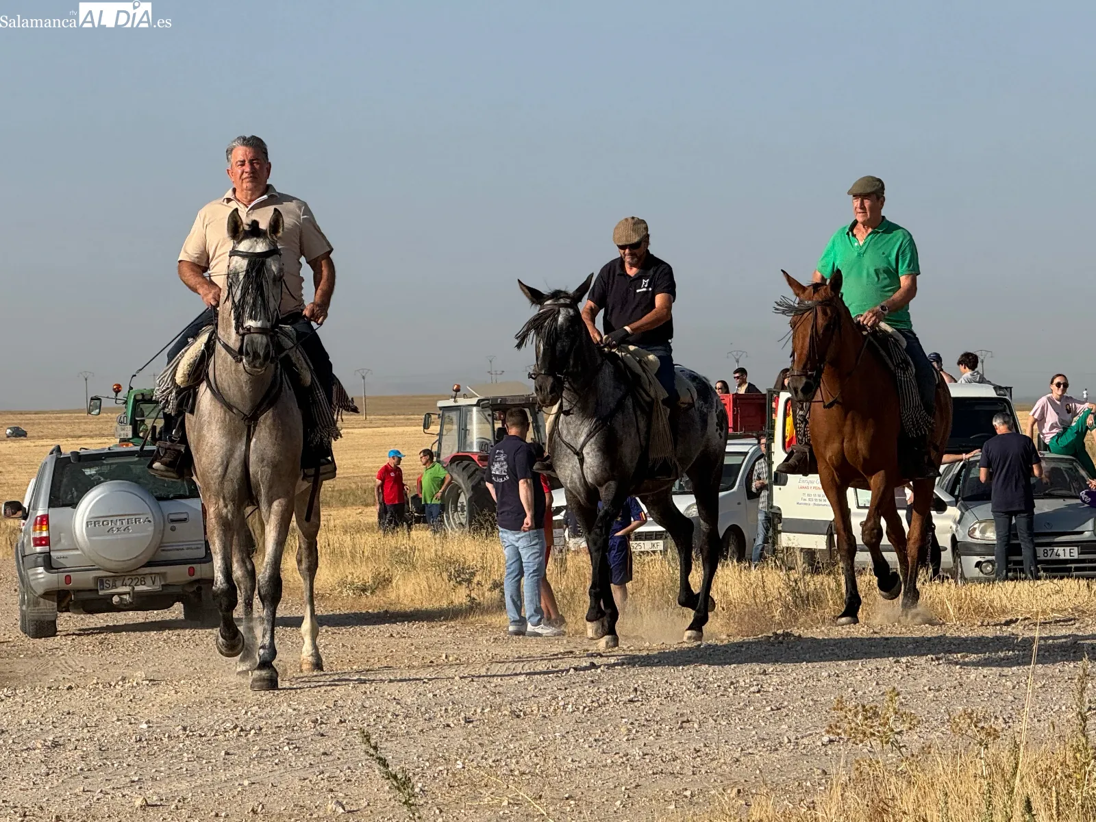 Foto 5 - Macotera despide sus festejos taurinos de calle con un multitudinario encierro a caballo