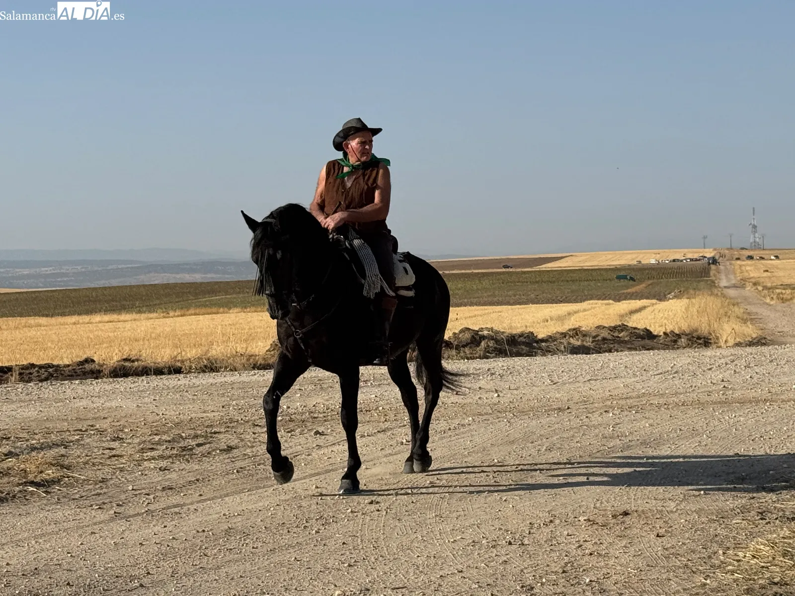 Foto 6 - Macotera despide sus festejos taurinos de calle con un multitudinario encierro a caballo