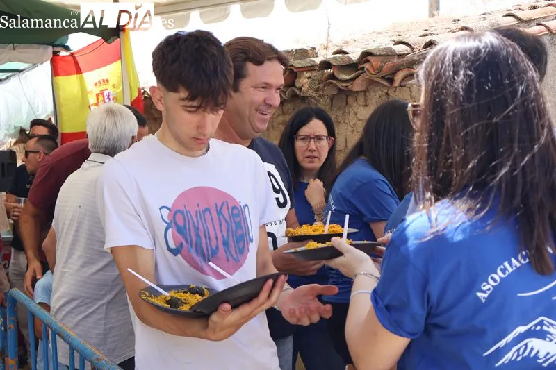 Foto 8 - La paella popular, el bingo y la fiesta del agua protagonizan el domingo festivo en Amatos de Alba
