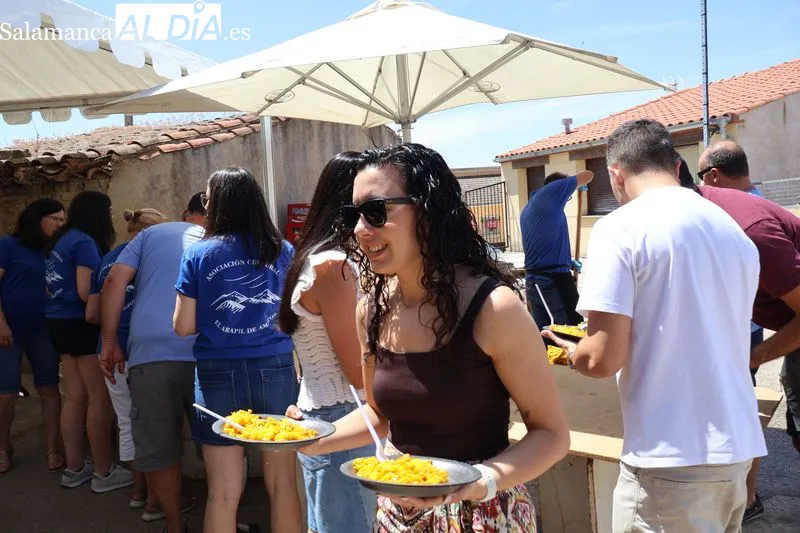 Foto 10 - La paella popular, el bingo y la fiesta del agua protagonizan el domingo festivo en Amatos de Alba