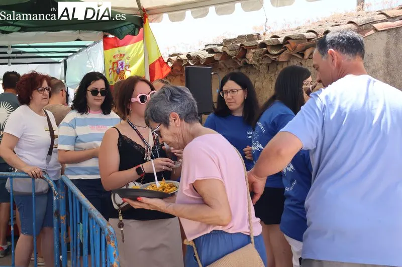 Foto 12 - La paella popular, el bingo y la fiesta del agua protagonizan el domingo festivo en Amatos de Alba