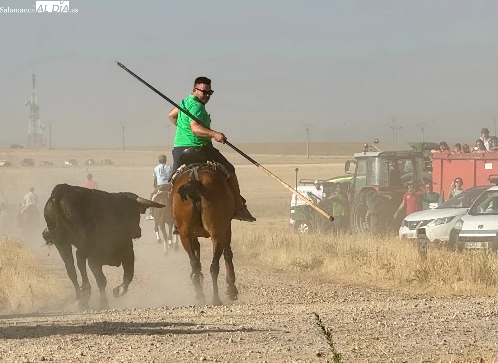Foto 9 - Macotera despide sus festejos taurinos de calle con un multitudinario encierro a caballo