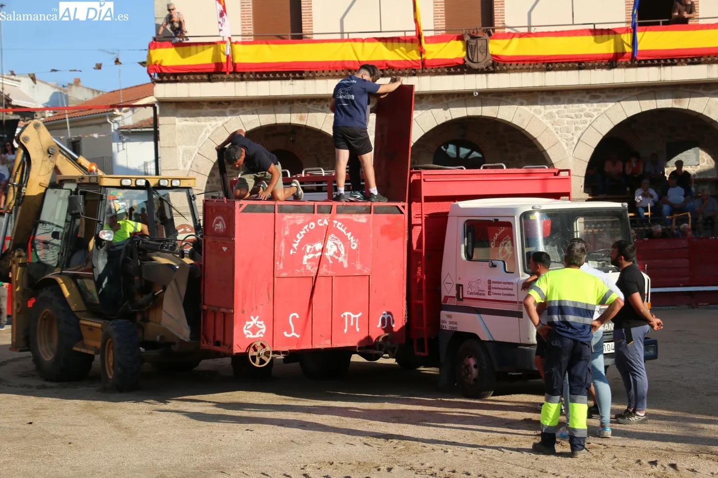 Bonito Toro de Cajón de la ganadería del Carmen en Villarino / CORRAL