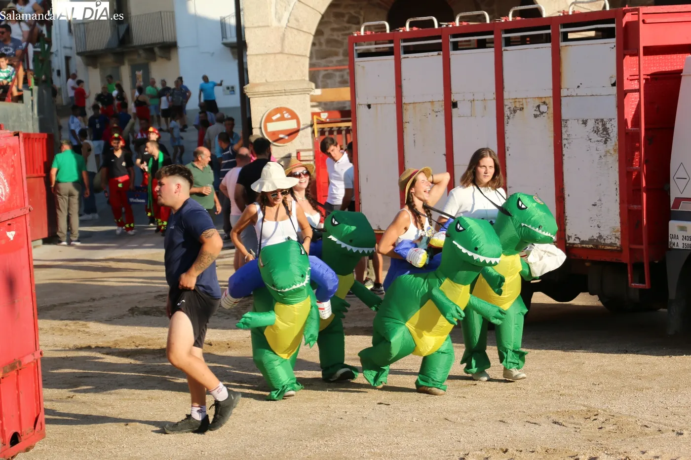 Bonito Toro de Cajón de la ganadería del Carmen en Villarino / CORRAL