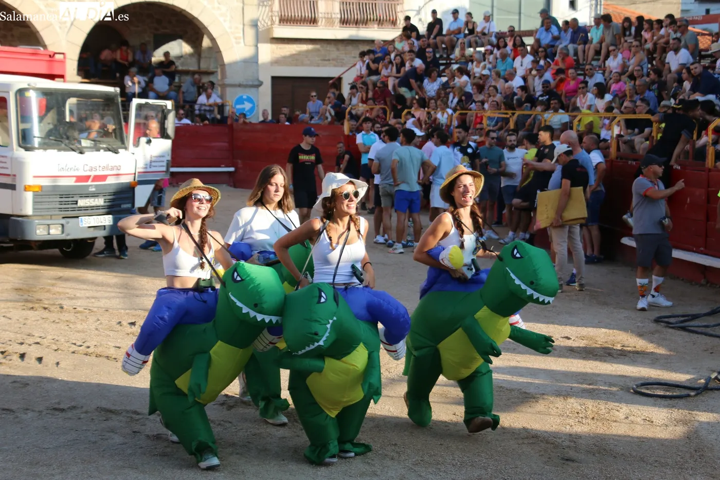 Bonito Toro de Cajón de la ganadería del Carmen en Villarino / CORRAL