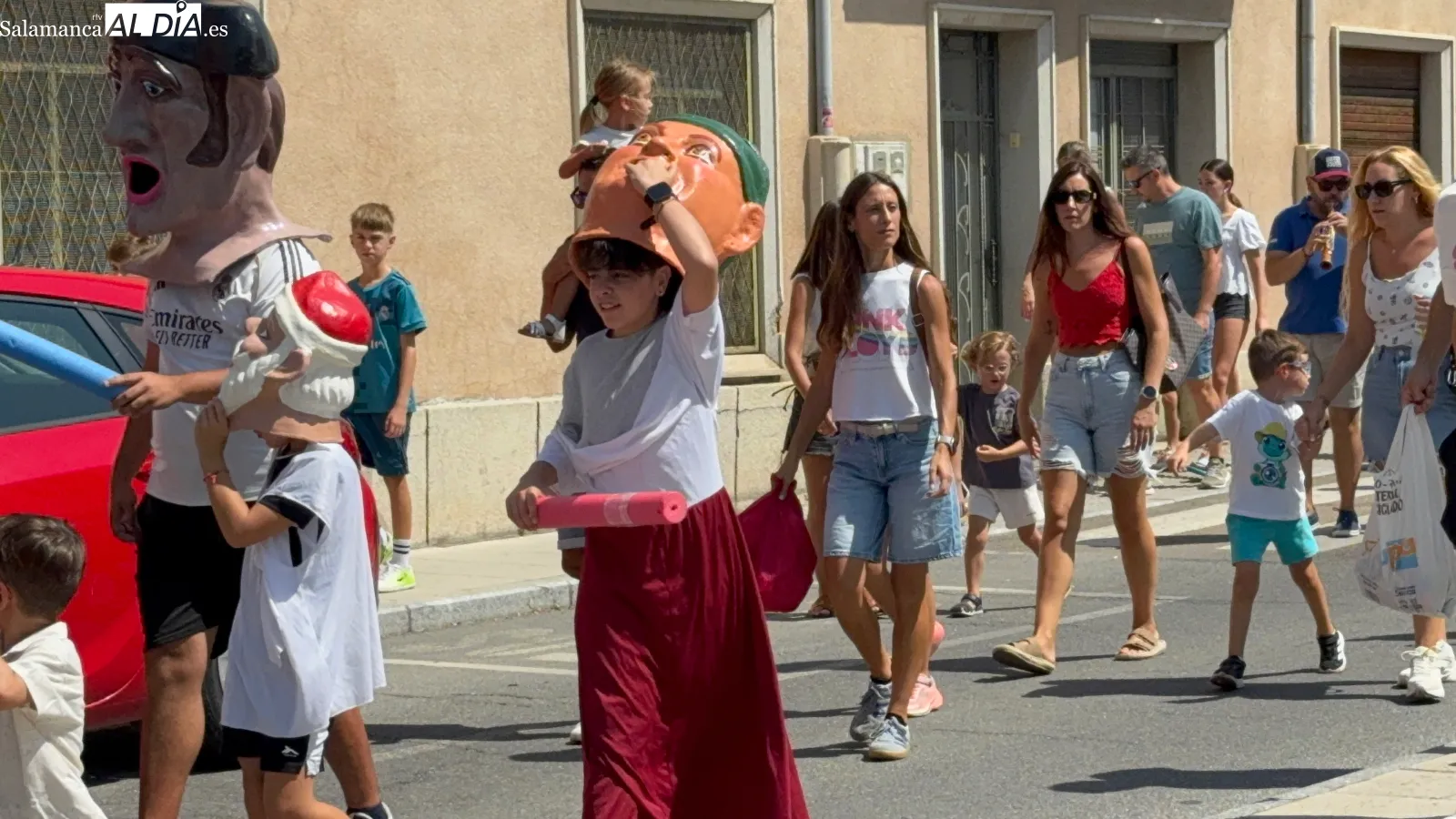 Foto 11 - Cabezudos, &lsquo;Dale Ka&ntilde;a 2.0&rsquo; y mucha copla llenan de ambiente las calles de Pe&ntilde;aranda en el mi&eacute;rcoles de Ferias