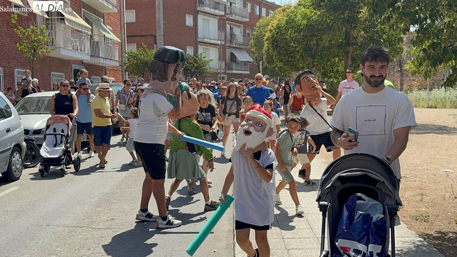 Foto 9 - Cabezudos, &lsquo;Dale Ka&ntilde;a 2.0&rsquo; y mucha copla llenan de ambiente las calles de Pe&ntilde;aranda en el mi&eacute;rcoles de Ferias