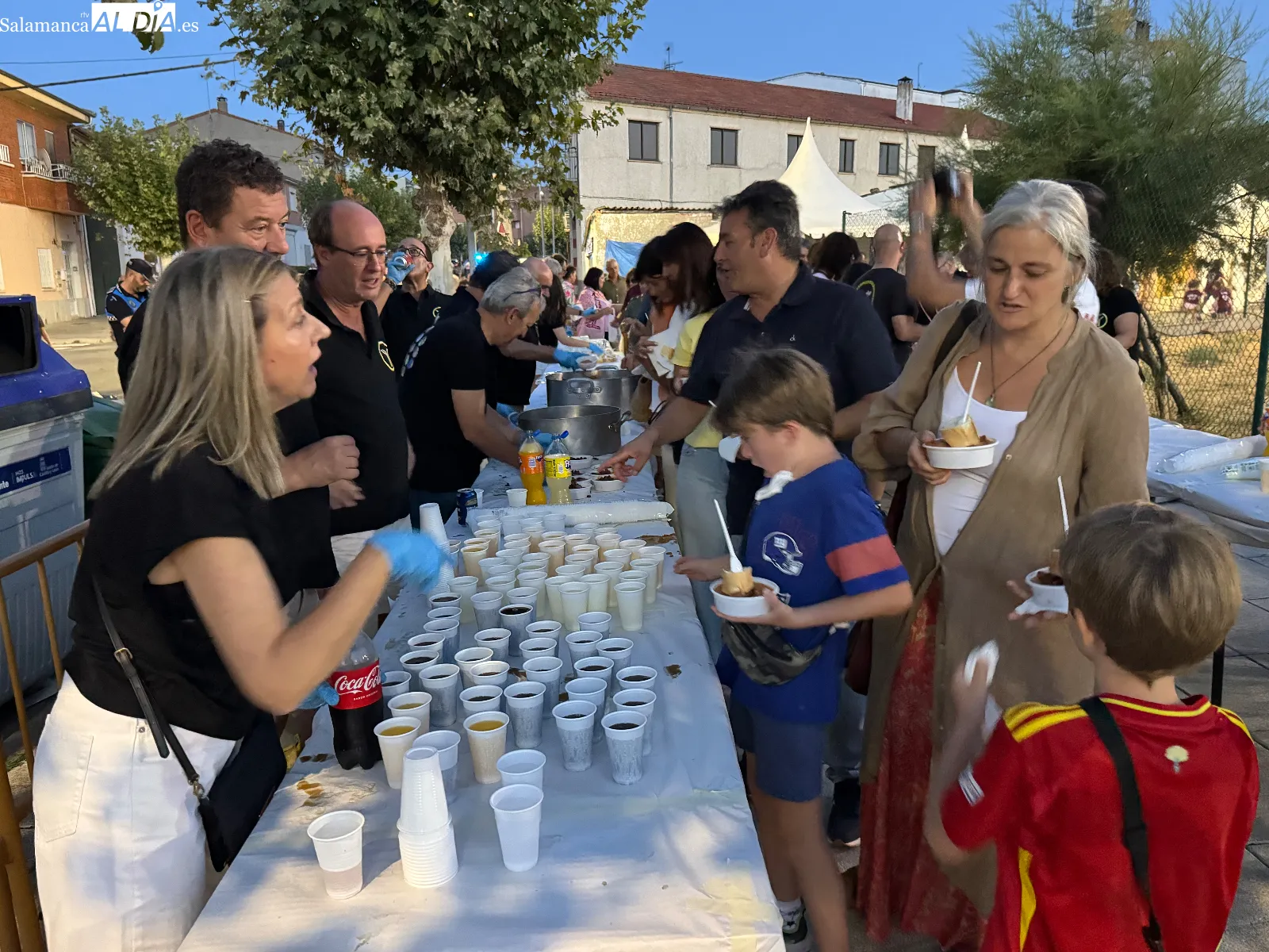 Foto 2 - La degustaci&oacute;n de patatas mene&aacute;s re&uacute;ne a m&aacute;s de 1.000 personas en apoyo a La Sonrisa de Mar&iacute;a
