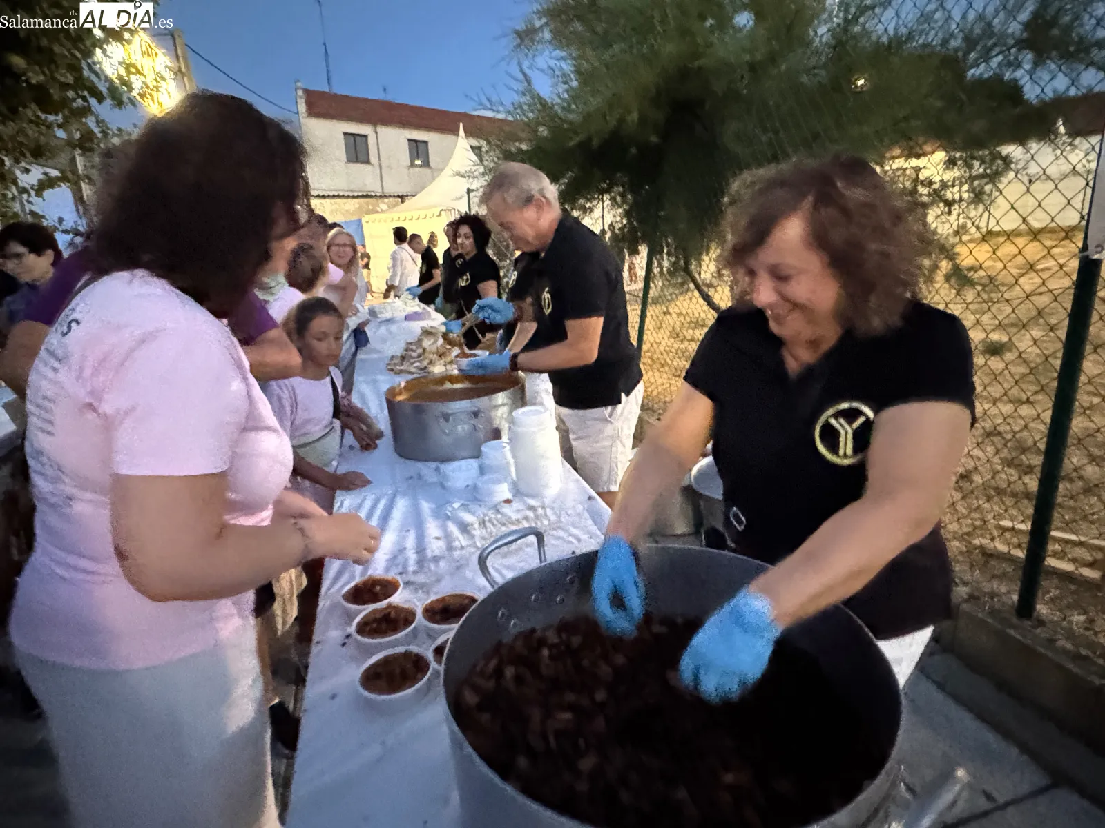 Foto 5 - La degustaci&oacute;n de patatas mene&aacute;s re&uacute;ne a m&aacute;s de 1.000 personas en apoyo a La Sonrisa de Mar&iacute;a