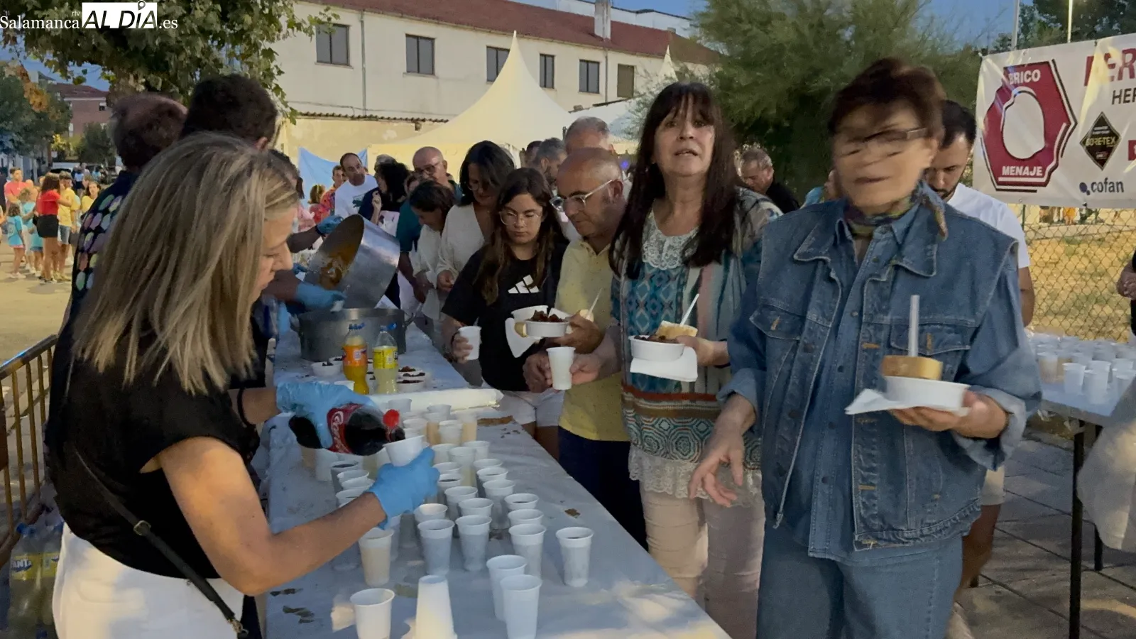 Foto 7 - La degustaci&oacute;n de patatas mene&aacute;s re&uacute;ne a m&aacute;s de 1.000 personas en apoyo a La Sonrisa de Mar&iacute;a