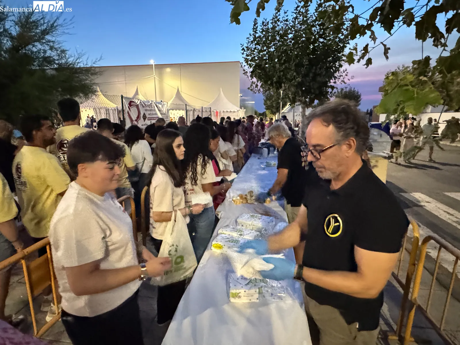 Foto 10 - La degustaci&oacute;n de patatas mene&aacute;s re&uacute;ne a m&aacute;s de 1.000 personas en apoyo a La Sonrisa de Mar&iacute;a