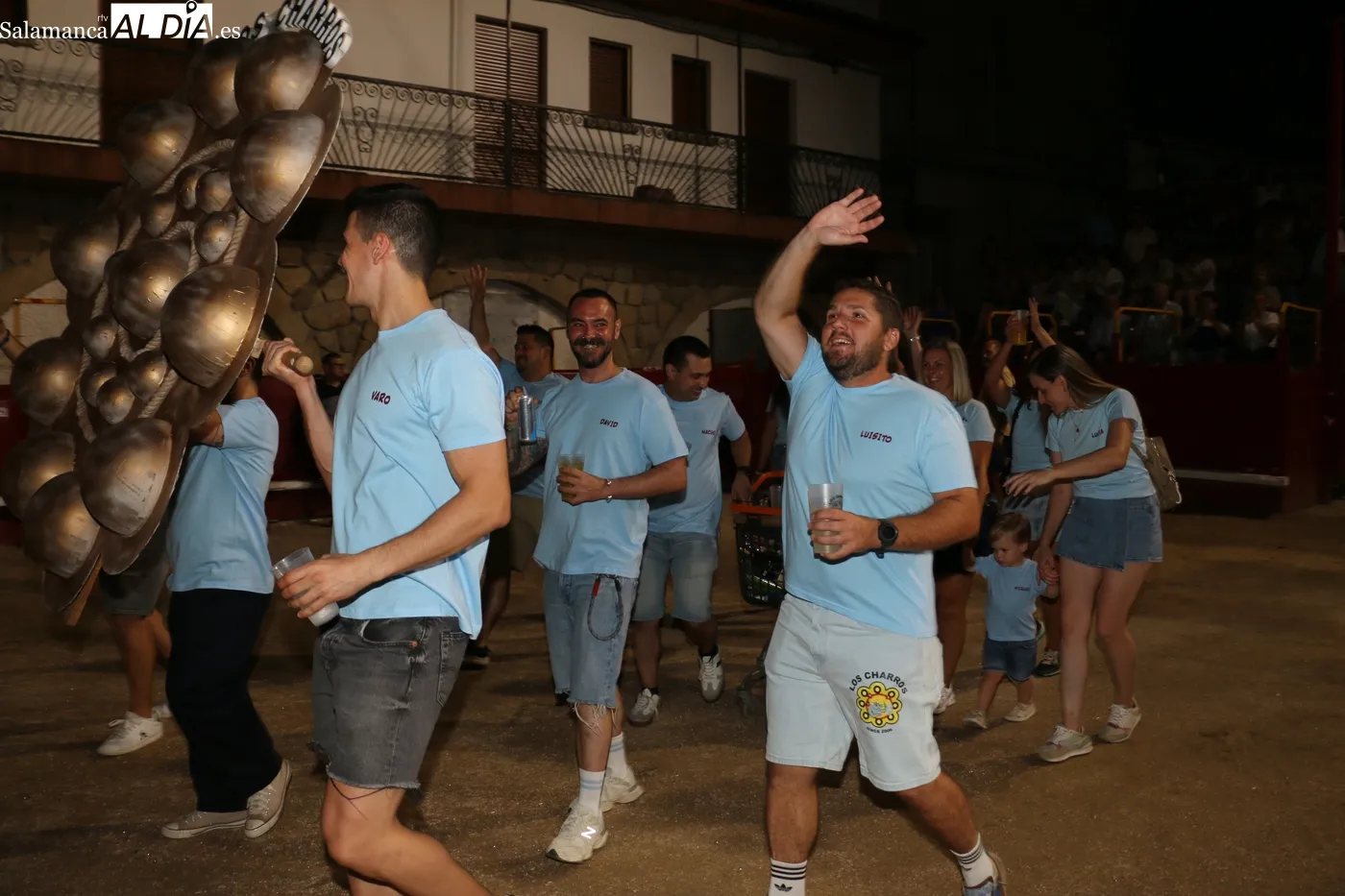 Comienzo oficial de las fiestas de San Roque en Villarino de los Aires / CORRAL