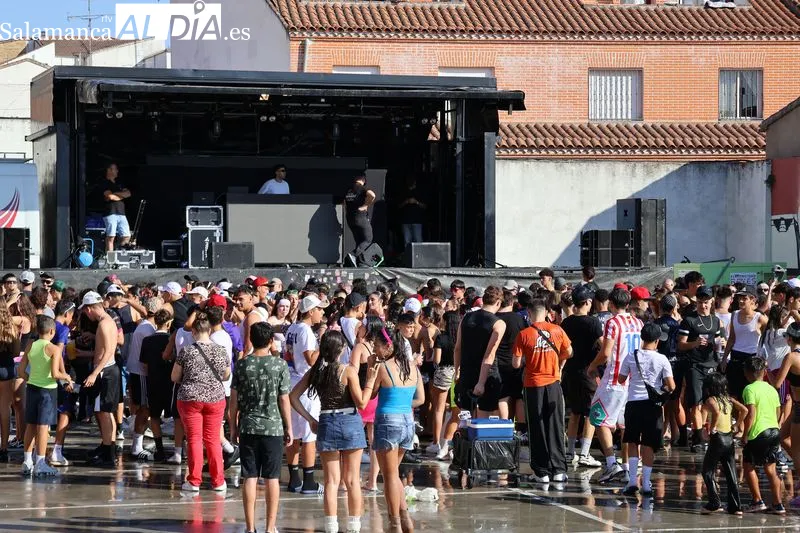 Foto 3 - Chonis y canis toman Alba de Tormes para dar la bienvenida a las fiestas de la Transverberaci&oacute;n