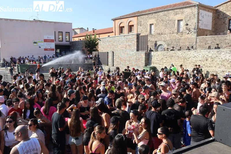 Foto 2 - Chonis y canis toman Alba de Tormes para dar la bienvenida a las fiestas de la Transverberaci&oacute;n