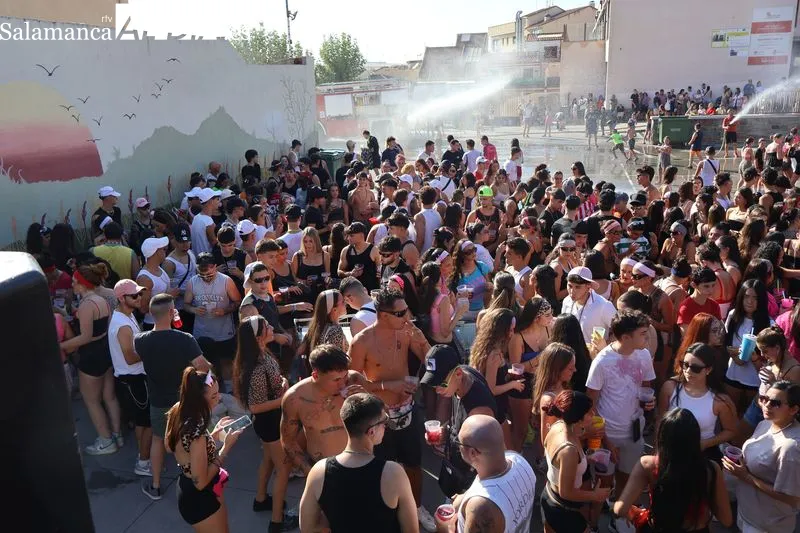 Foto 4 - Chonis y canis toman Alba de Tormes para dar la bienvenida a las fiestas de la Transverberaci&oacute;n