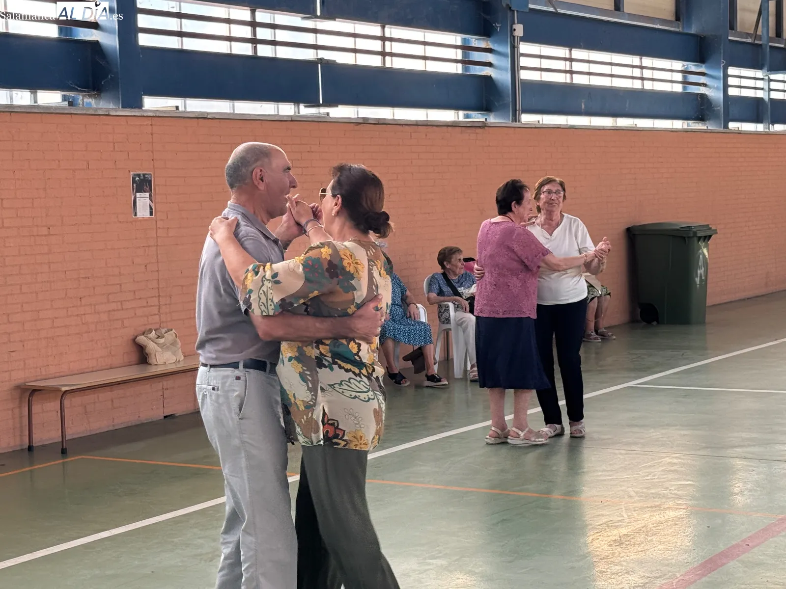 Foto 6 - La gran fiesta de los mayores re&uacute;ne a cientos de personas en pabell&oacute;n del Severiano Montero