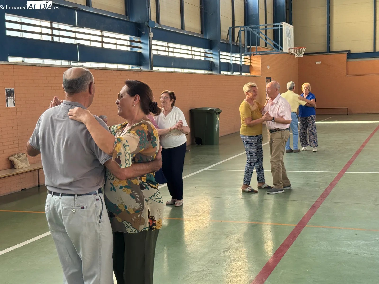 Foto 5 - La gran fiesta de los mayores re&uacute;ne a cientos de personas en pabell&oacute;n del Severiano Montero