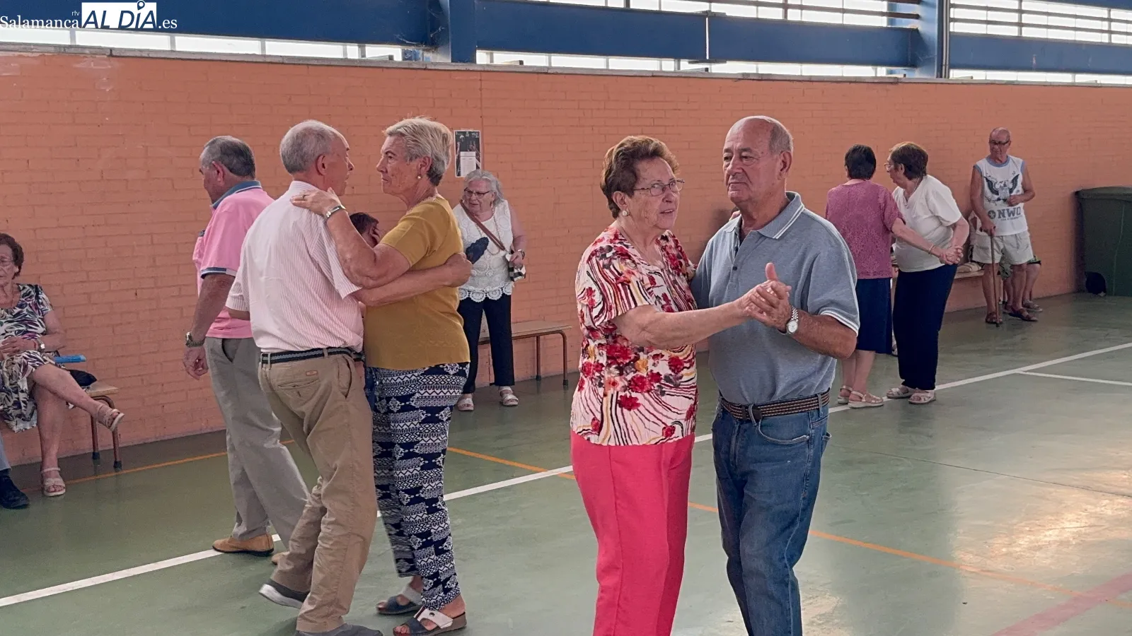 Foto 4 - La gran fiesta de los mayores re&uacute;ne a cientos de personas en pabell&oacute;n del Severiano Montero