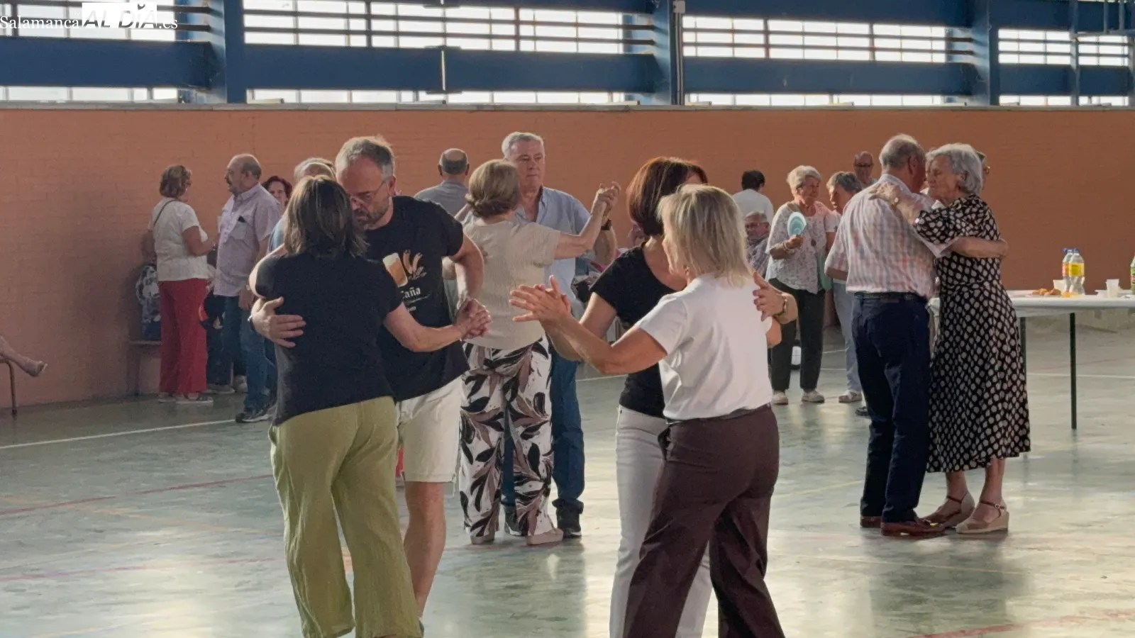 Foto 2 - La gran fiesta de los mayores re&uacute;ne a cientos de personas en pabell&oacute;n del Severiano Montero