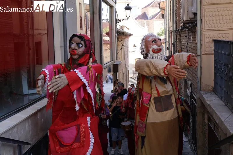 Foto 2 - Los gigantes recorren las calles de Alba de Tormes en el inicio de las fiestas de la Transverberaci&oacute;n