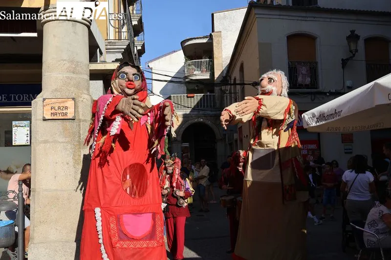 Foto 3 - Los gigantes recorren las calles de Alba de Tormes en el inicio de las fiestas de la Transverberaci&oacute;n