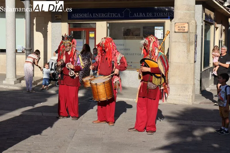 Foto 4 - Los gigantes recorren las calles de Alba de Tormes en el inicio de las fiestas de la Transverberaci&oacute;n
