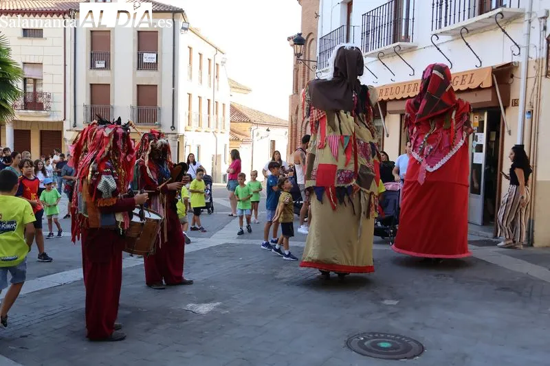 Foto 6 - Los gigantes recorren las calles de Alba de Tormes en el inicio de las fiestas de la Transverberaci&oacute;n