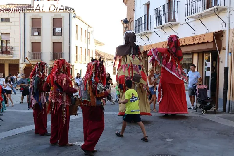 Foto 7 - Los gigantes recorren las calles de Alba de Tormes en el inicio de las fiestas de la Transverberaci&oacute;n