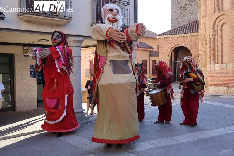 Foto 8 - Los gigantes recorren las calles de Alba de Tormes en el inicio de las fiestas de la Transverberaci&oacute;n