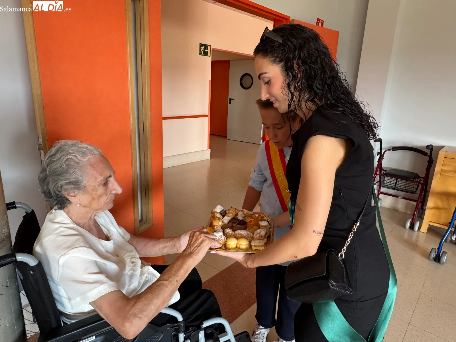 Foto 3 - Las cortes llevan la alegr&iacute;a de las fiestas a los mayores en las residencias
