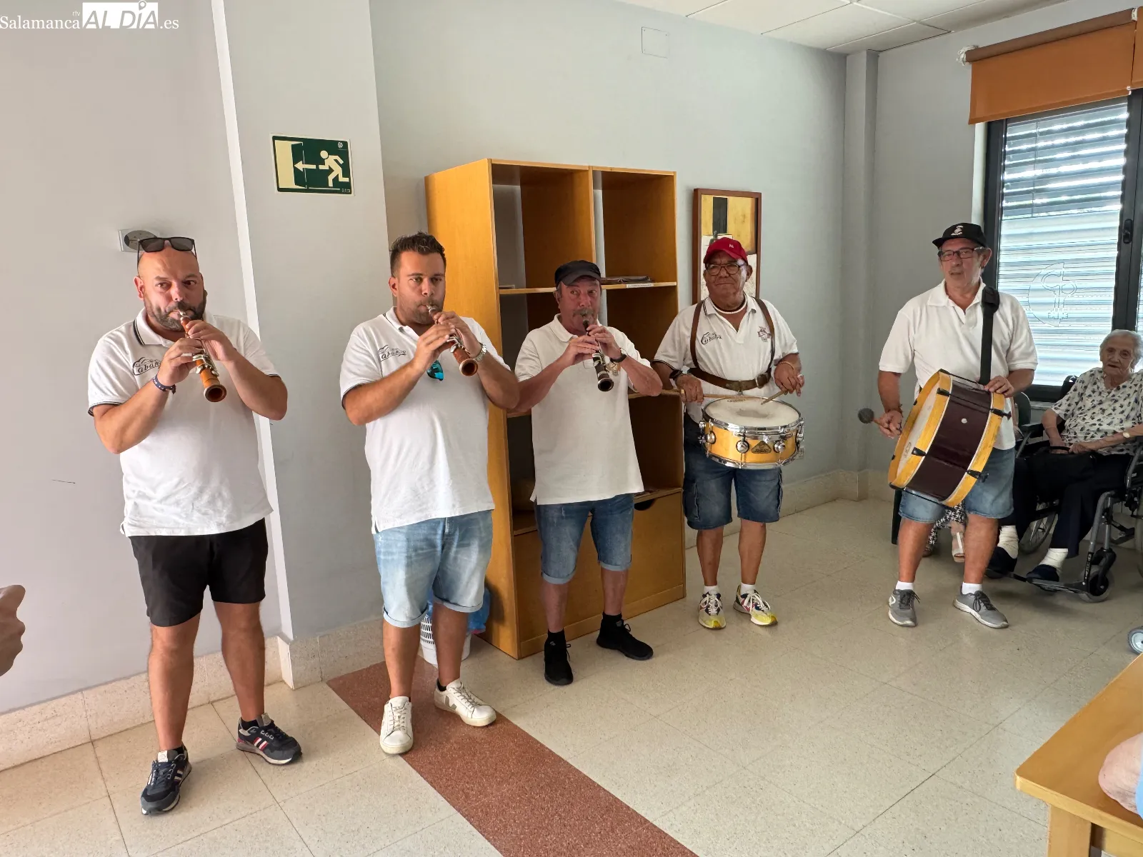 Foto 6 - Las cortes llevan la alegr&iacute;a de las fiestas a los mayores en las residencias