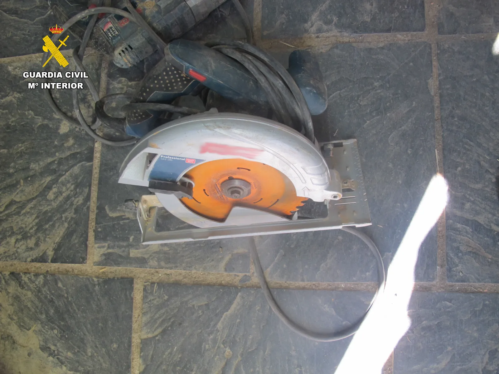Foto 3 - Dos investigados por usar una radial prohibida en alerta por incendios en Monsagro