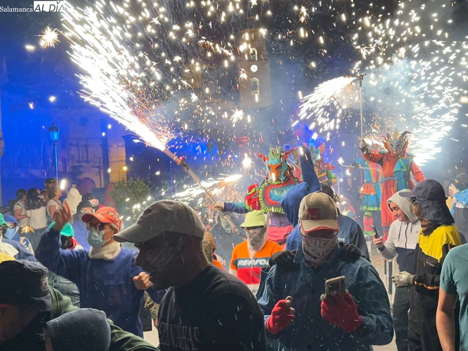 Foto 3 - Una multitudinaria noche de fuego y p&oacute;lvora pone el broche a las Ferias y Fiestas 2026