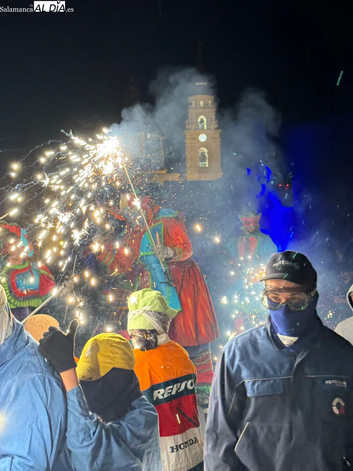 Foto 2 - Una multitudinaria noche de fuego y p&oacute;lvora pone el broche a las Ferias y Fiestas 2026