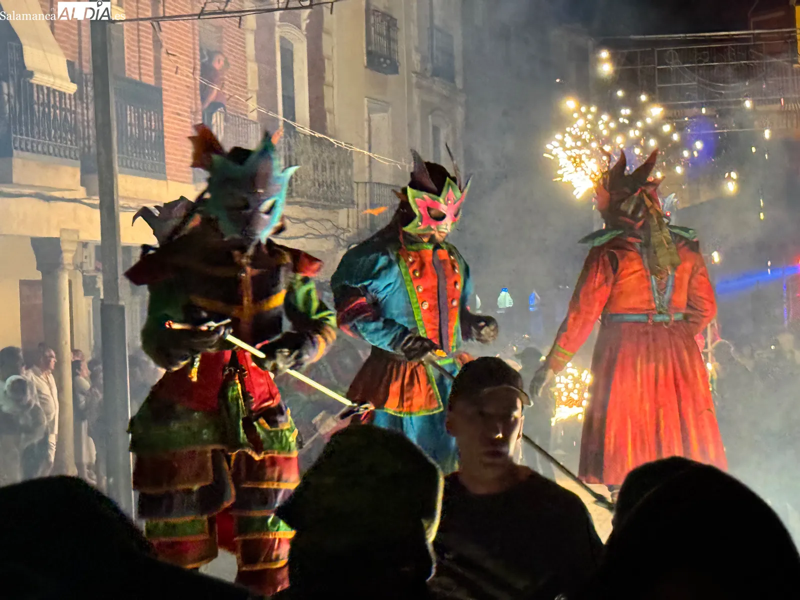 Foto 4 - Una multitudinaria noche de fuego y p&oacute;lvora pone el broche a las Ferias y Fiestas 2026