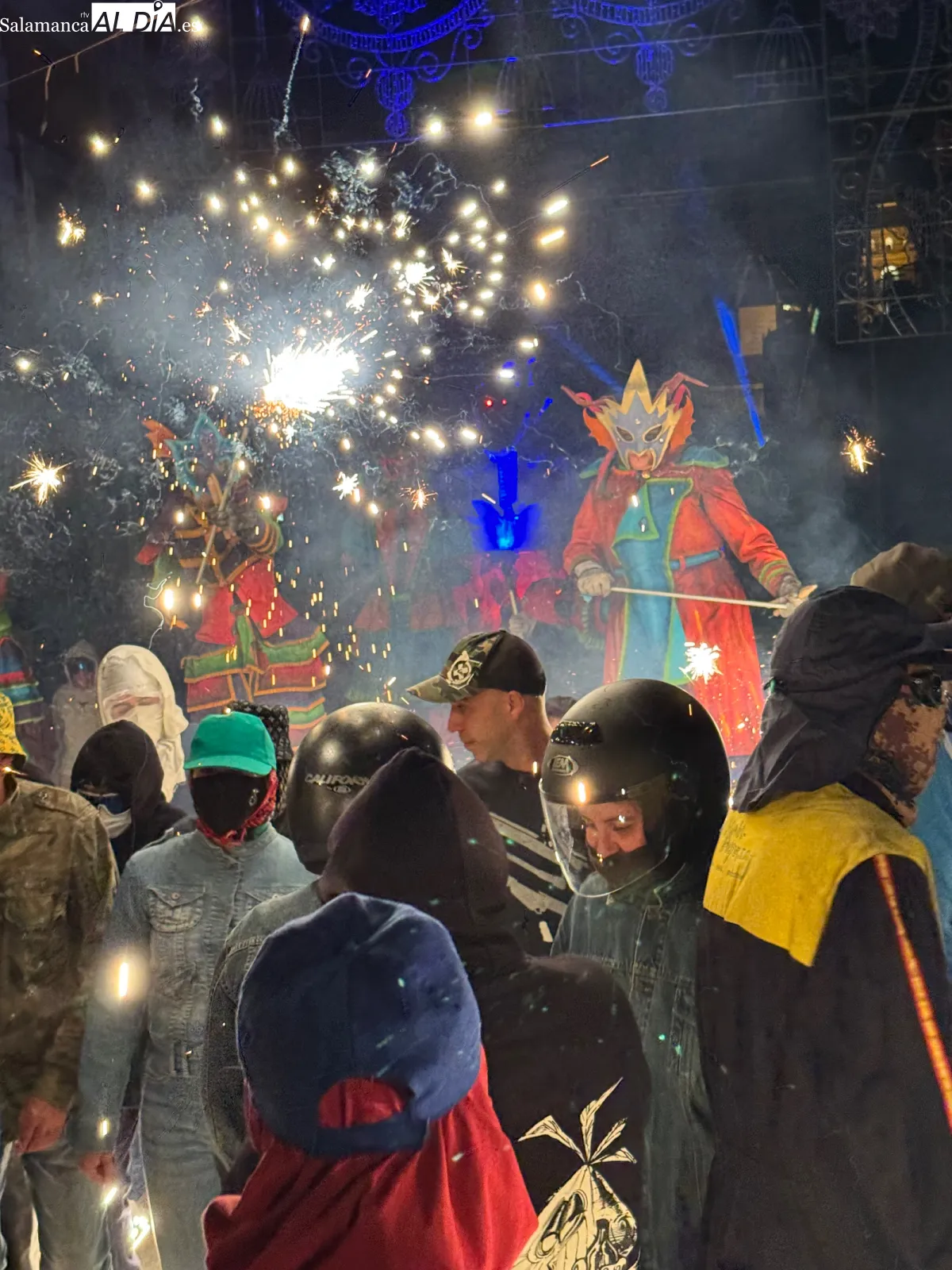Foto 7 - Una multitudinaria noche de fuego y p&oacute;lvora pone el broche a las Ferias y Fiestas 2026