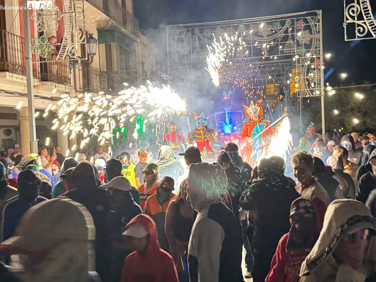 Foto 8 - Una multitudinaria noche de fuego y p&oacute;lvora pone el broche a las Ferias y Fiestas 2026