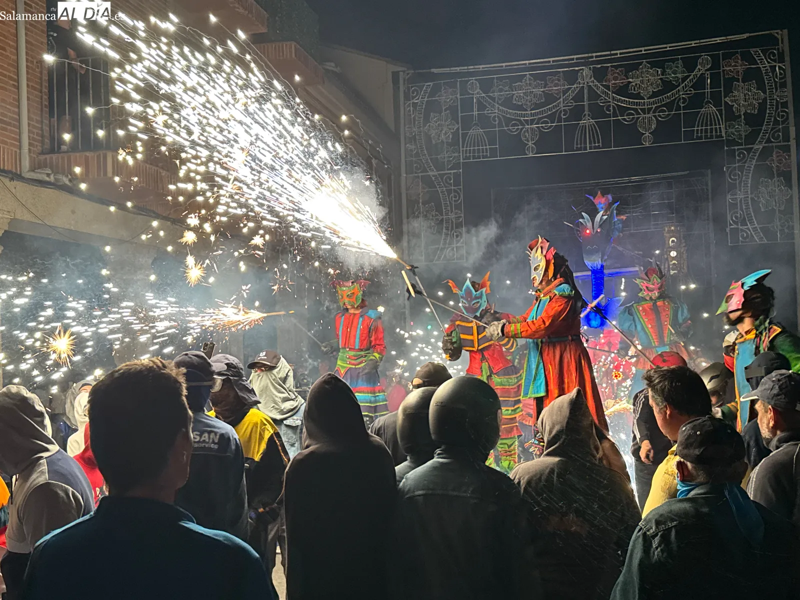 Foto 9 - Una multitudinaria noche de fuego y p&oacute;lvora pone el broche a las Ferias y Fiestas 2026