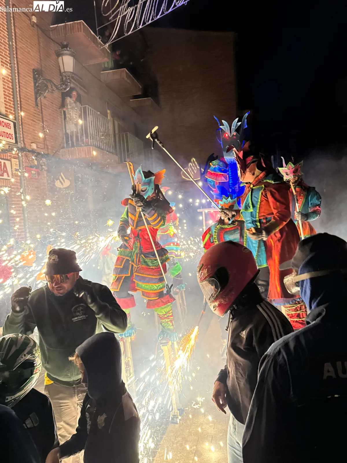 Foto 11 - Una multitudinaria noche de fuego y p&oacute;lvora pone el broche a las Ferias y Fiestas 2026