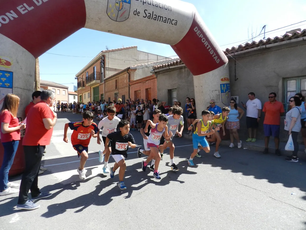 Foto 3 - Juan Bueno y Ver&oacute;nica Rodr&iacute;guez se llevan la XI Carrera Popular Solidaria Virgen de la Vega de Villoria