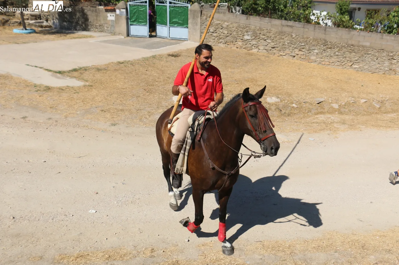 Multitudinario primer encierro de las fiestas de Lumbrales / CORRAL