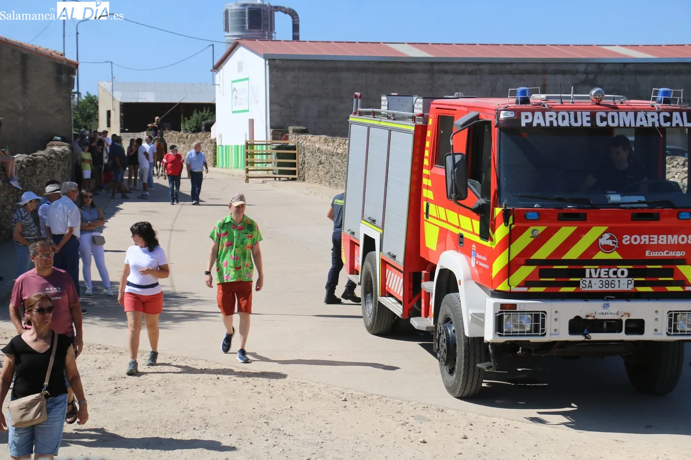 Multitudinario primer encierro de las fiestas de Lumbrales / CORRAL