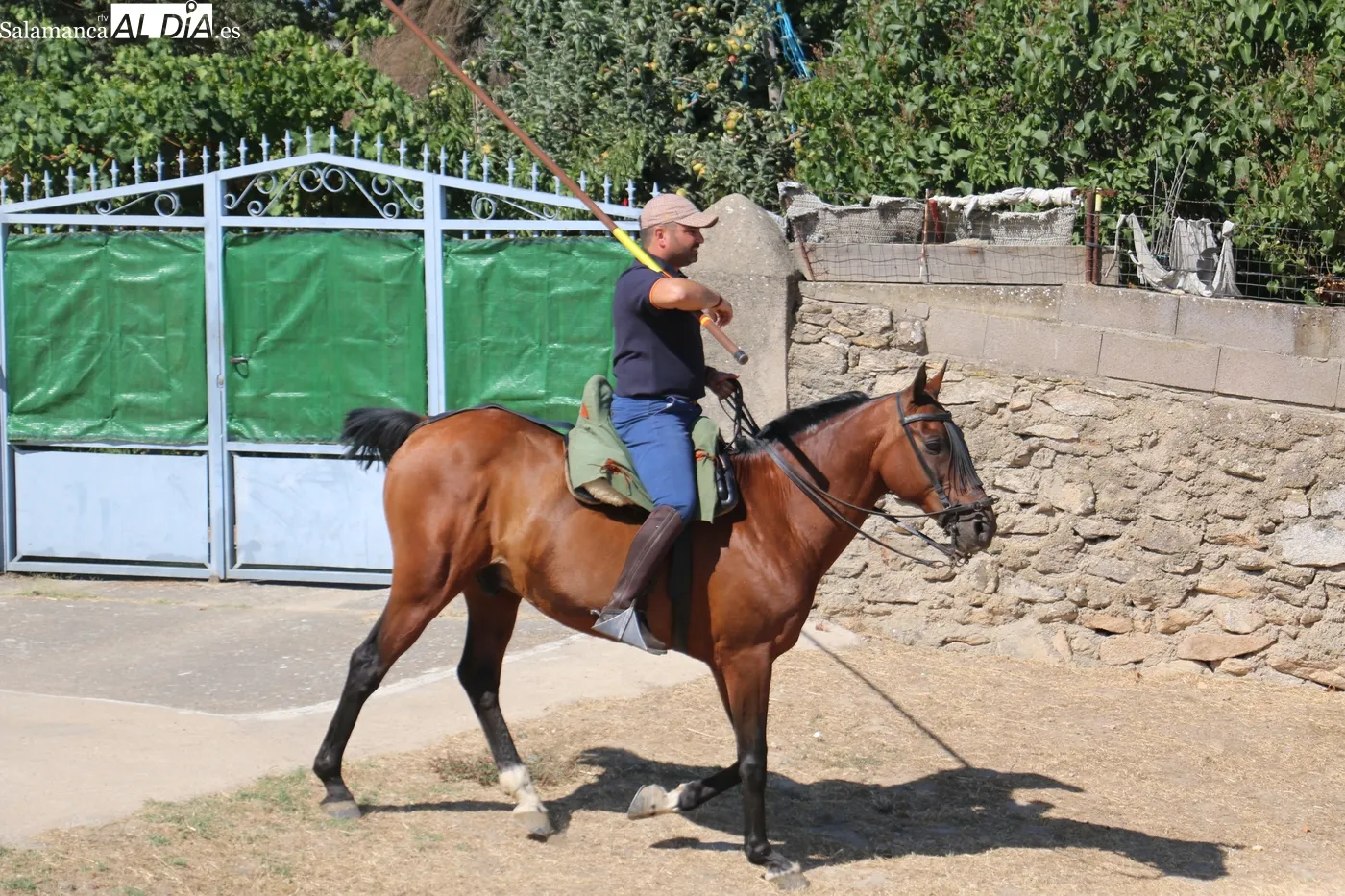 Multitudinario primer encierro de las fiestas de Lumbrales / CORRAL